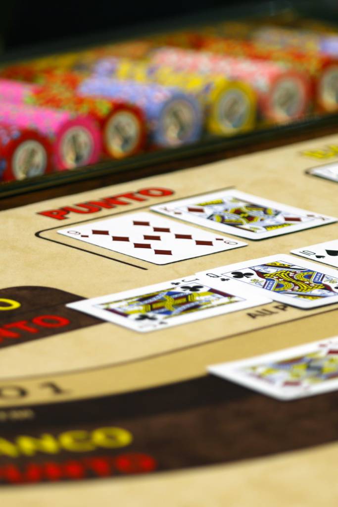 El bacará, baccarat o bacarrá en España, es un juego de cartas francesas común en los casinos, y ahora lo puedes jugar online